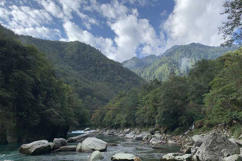 云南怒江：普卡旺河边的石头上长满了可爱的青苔