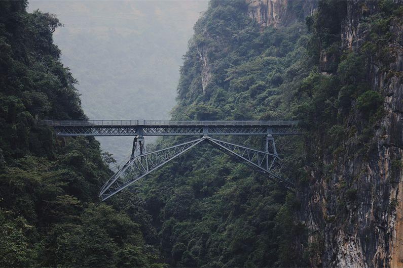 云南红河：凌空绝壁人字桥
